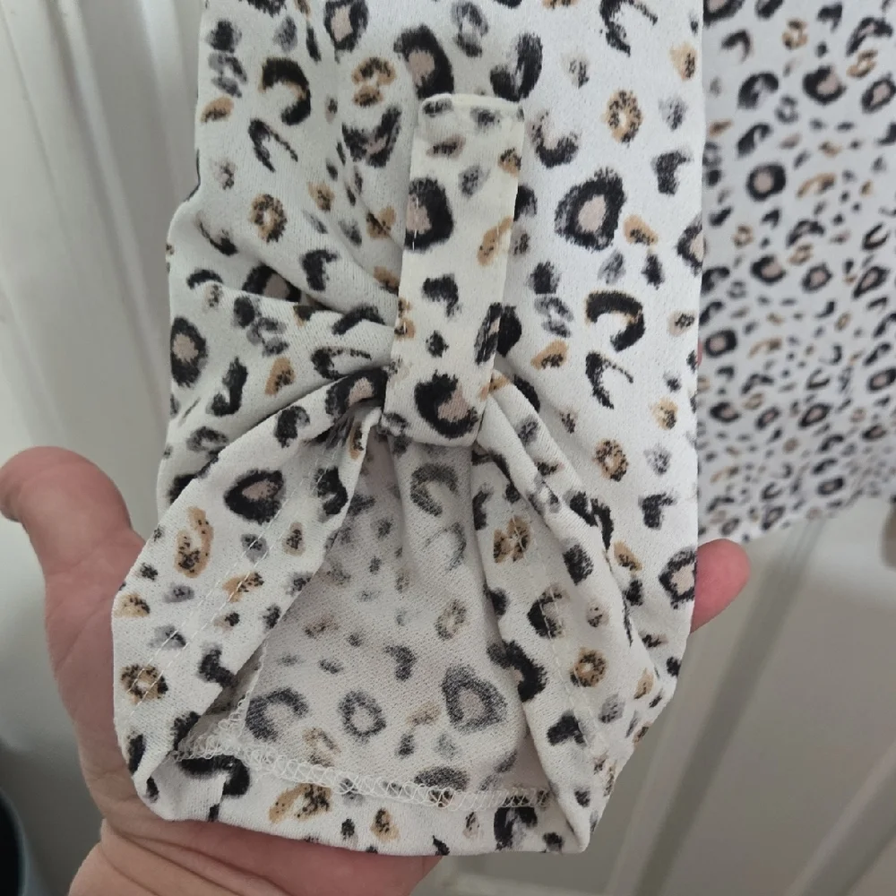 Elegant Animal Print Blouse - Picture 4 of 5